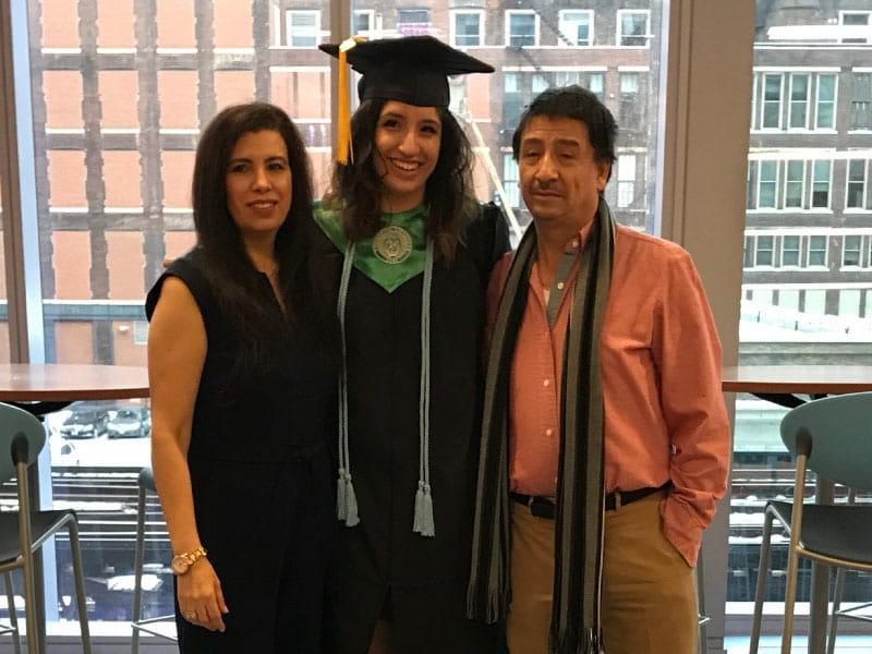 梅丽莎Rodríguez门多萨(中)和她的父母. (图片来源:Melissa Rodríguez Mendoza)