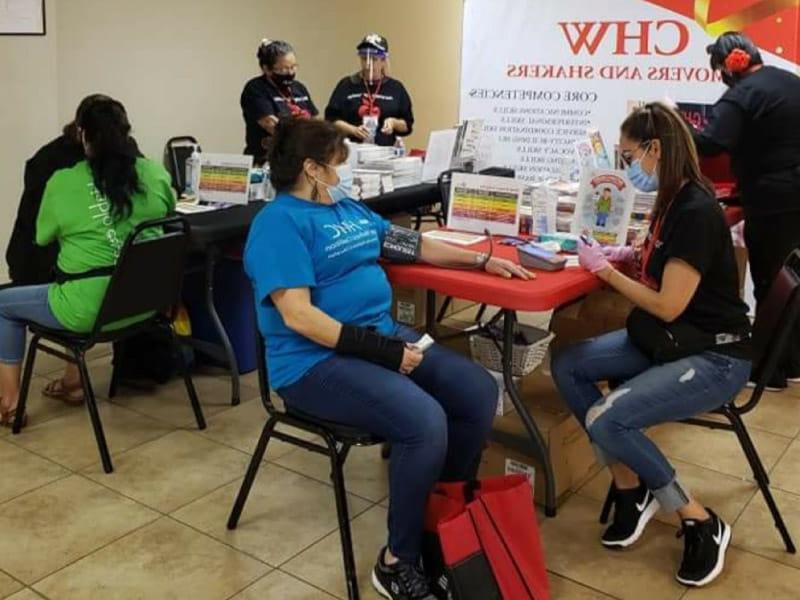 像德克萨斯州的这些推动者帮助拉丁裔社区满足他们的一些医疗需求。. (照片由Mercedes Cruz-Ruiz提供)