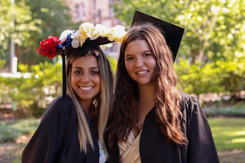 María帕特里齐亚·桑托斯(右)和朋友娜塔莉·科伯恩在2019年毕业庆典上. (Photo courtesy of María帕特里齐亚·桑托斯)