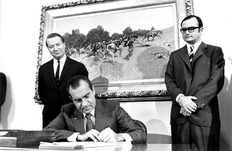 President Richard Nixon signed the Clean Air Act on Dec. 31, 1970. 该法律授权环境保护署管理空气污染源. (Richard Nixon Library/National Archives)