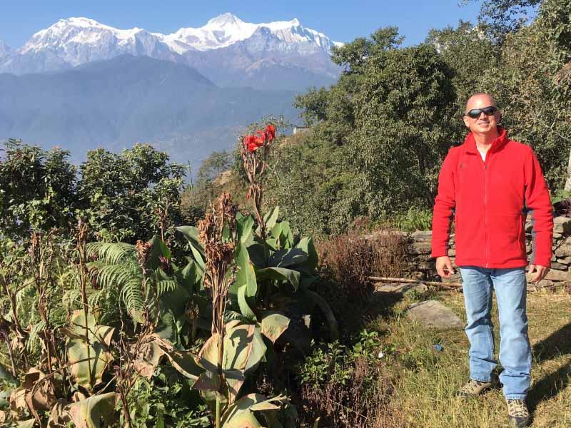 杰弗里·莫尔斯在尼泊尔，他从脊髓中风中幸存了四年. (图片由Jeffrey Morse提供)