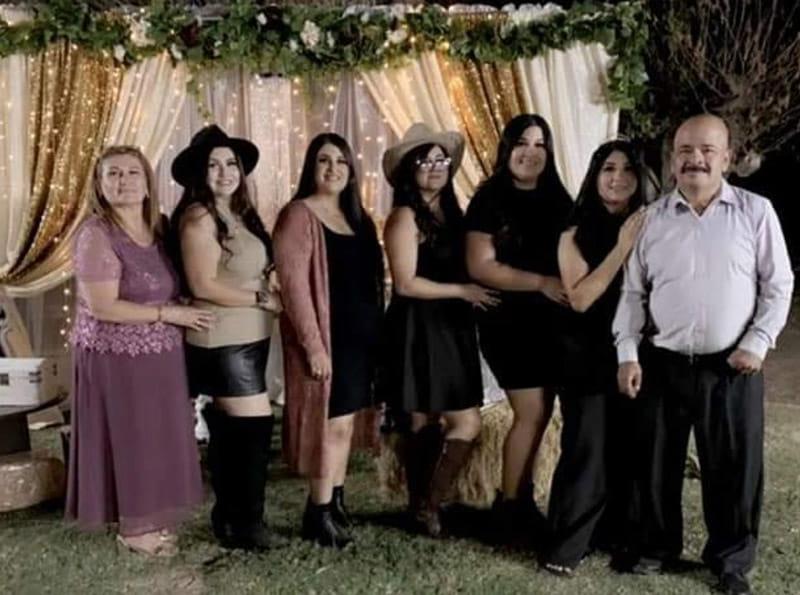 何塞·罗萨莱斯·坎波斯和这个家庭, 左起:何塞, 玛丽安罗萨莱斯, 阿德里亚娜罗萨莱斯, Alej和ra Rosales Murillo, 阿尔玛·加西亚·罗萨莱斯, 塔利亚·罗萨莱斯·穆里略和玛丽亚·罗萨莱斯·穆里略. (图片由Alej和ra Rosales Murillo提供)