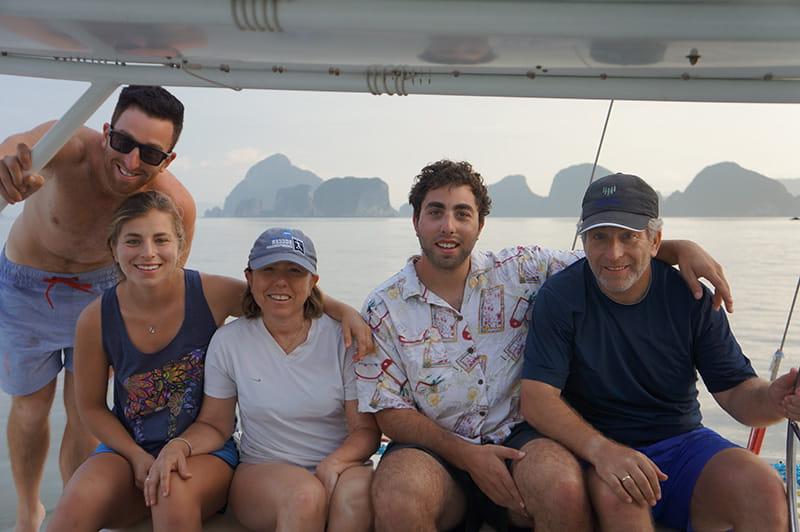 祖克曼-梅尔森一家仍在航行. 左起:史蒂夫、丹尼、黛布拉、莎拉和亚当. (图片由Zuckerman-Meyerson一家提供)