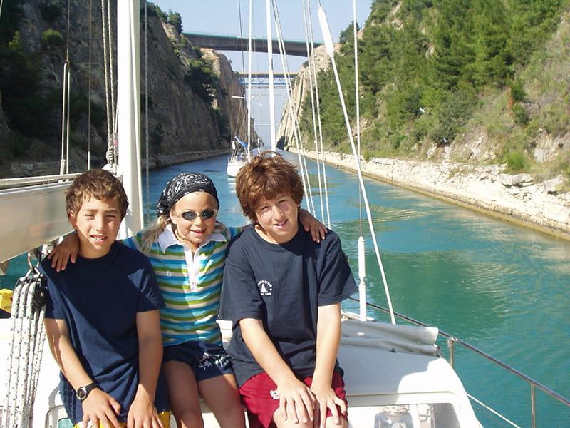 丹尼，莎拉和亚当在希腊的诺沃诺特号上. (图片由Zuckerman-Meyerson一家提供)